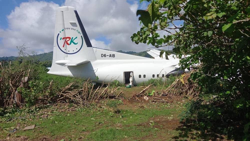 R Komor Aircraft Overshoots Runway in Comoros
